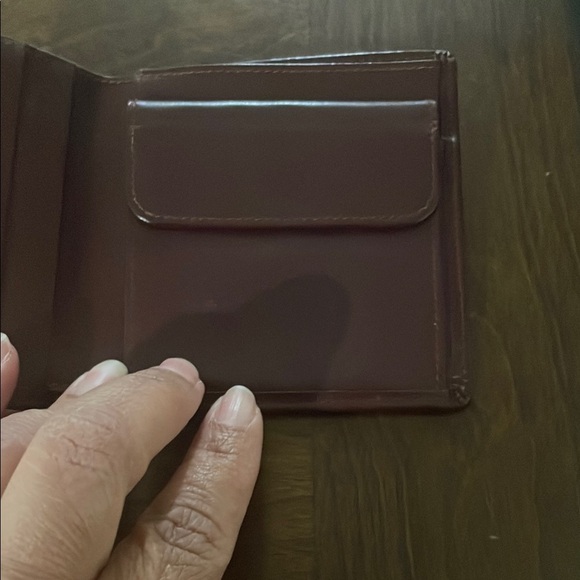 Authentic Cartier Elegant Burgundy Leather Wallet with Gold Accents - Picture 3 of 6